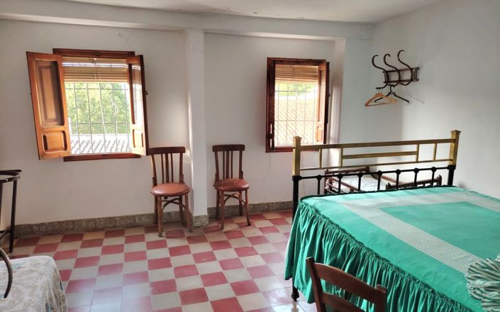 Image No.25-4 Bed House for sale