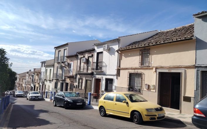 Image No.1-4 Bed House for sale