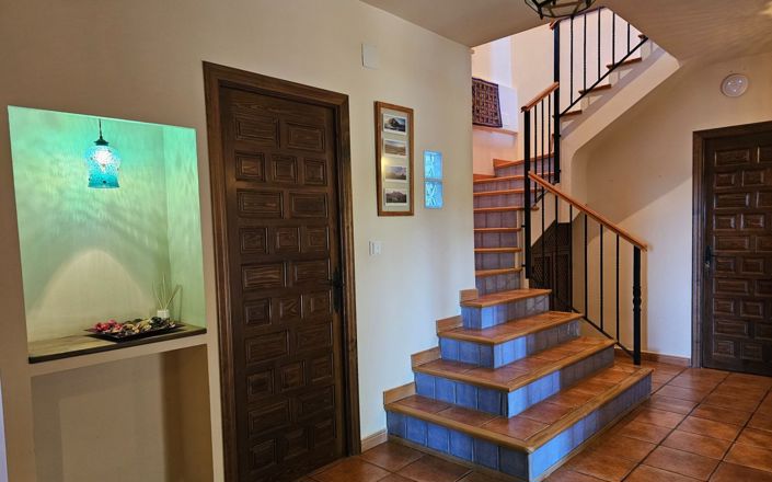 Image No.18-5 Bed House for sale