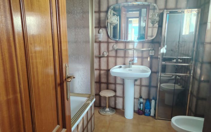 Image No.22-4 Bed House for sale