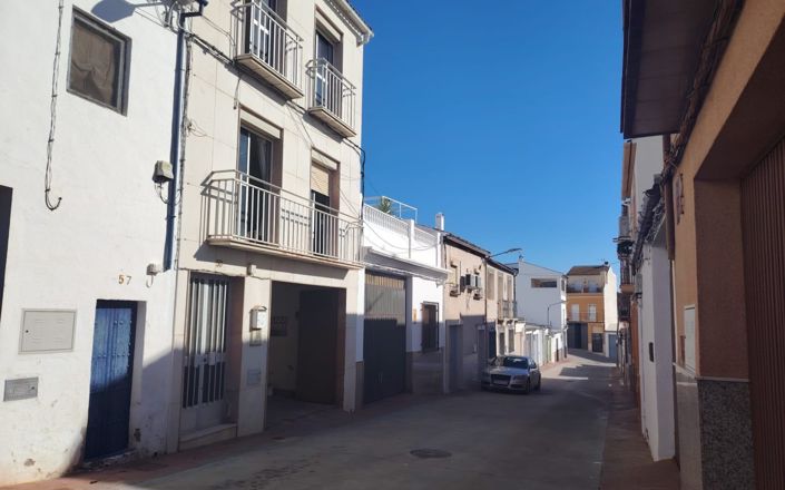 Image No.6-4 Bed House for sale