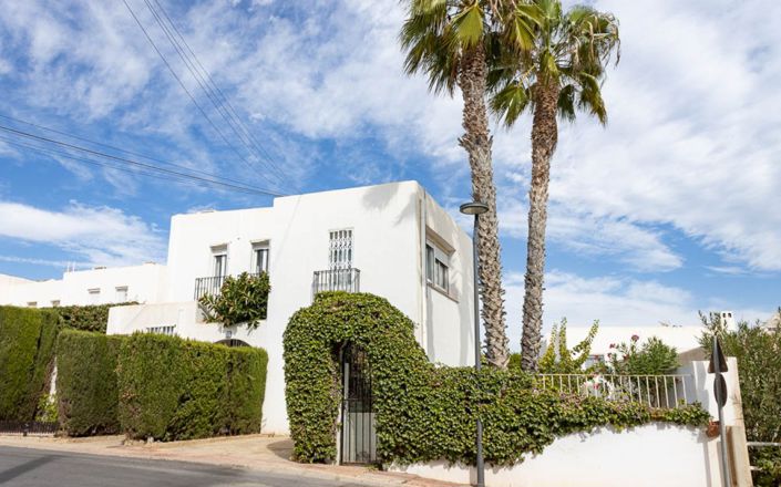 Image No.2-4 Bed House for sale