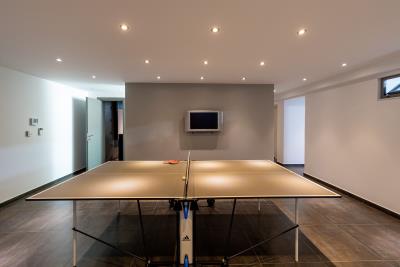 owners-anavyssos-luxury-gameroom