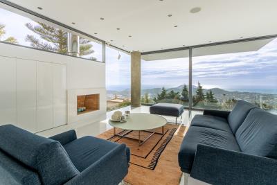 owners-anavyssos-luxury-villa