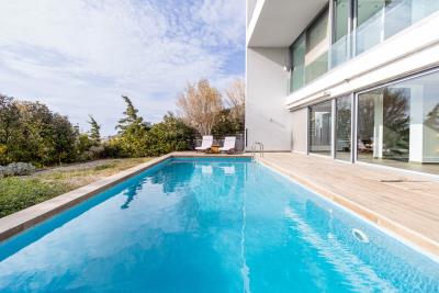 owners-anavyssos-luxury-villa-greece