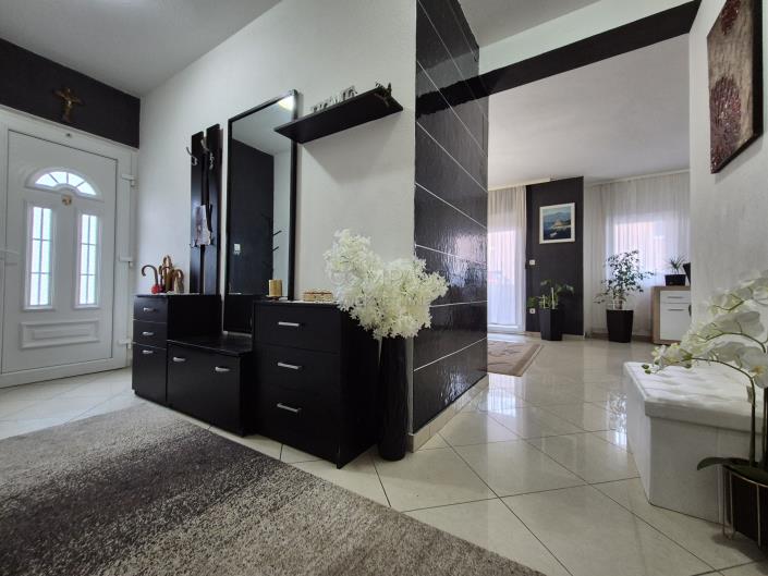 Image No.13-3 Bed Apartment for sale