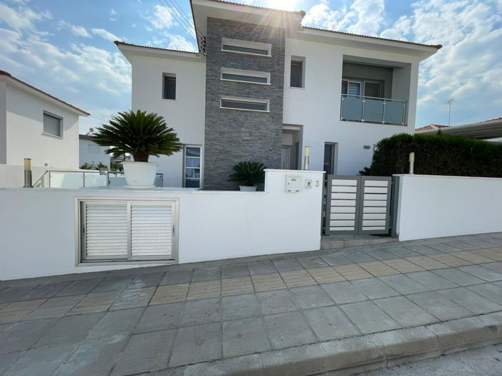 Image No.1-5 Bed House for sale