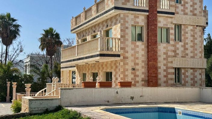Image No.1-20 Bed Villa for sale