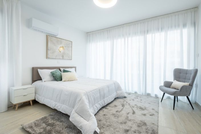 Image No.2-4 Bed House for sale