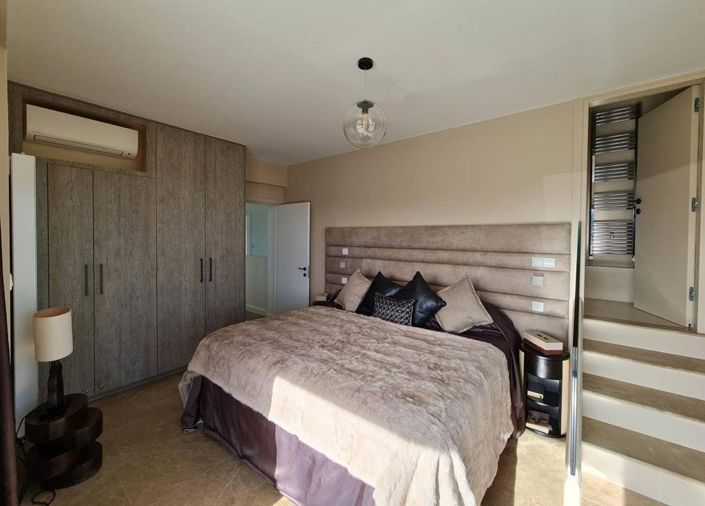 Image No.9-5 Bed House for sale