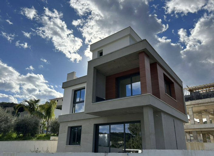 Image No.12-4 Bed House for sale