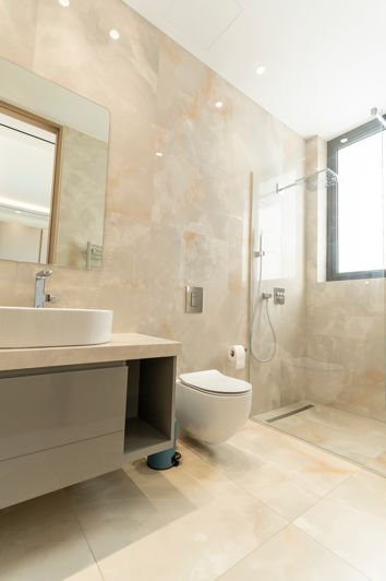 Image No.8-6 Bed House for sale