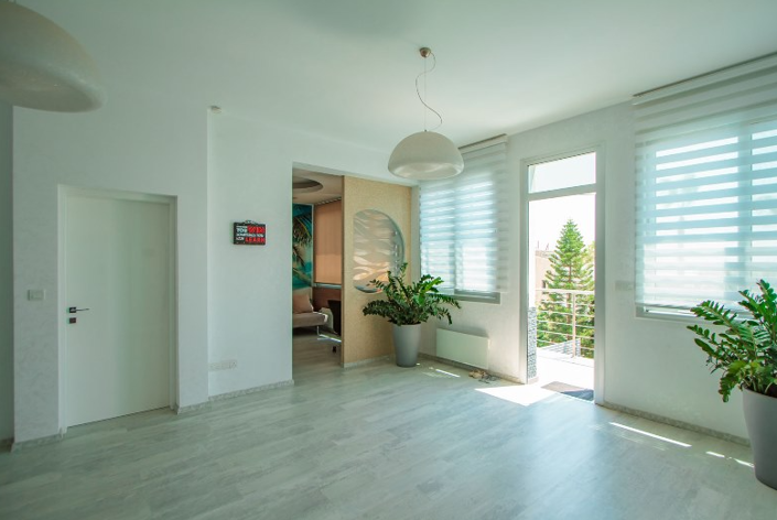 Image No.6-5 Bed House for sale