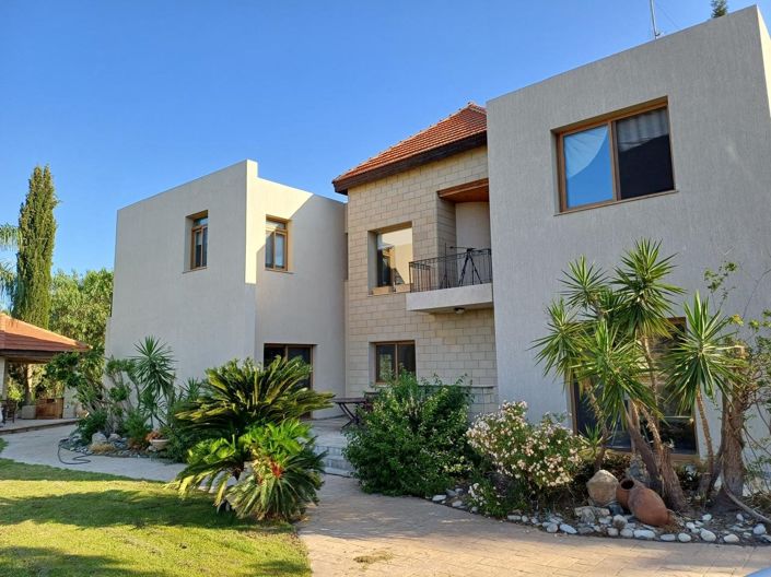 Image No.1-4 Bed House for sale
