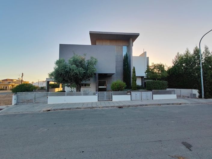Image No.1-6 Bed House for sale