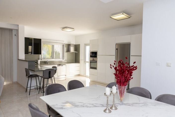 Image No.12-4 Bed House for sale