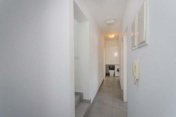 Image No.7-5 Bed House for sale