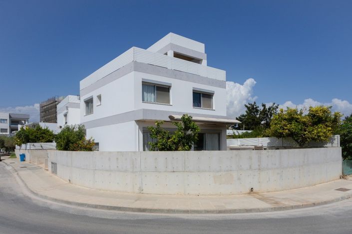 Image No.8-5 Bed House for sale