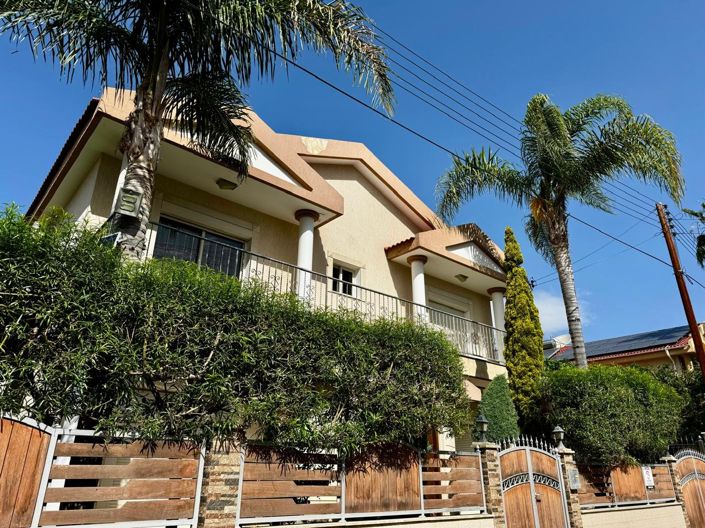 Image No.1-4 Bed House for sale