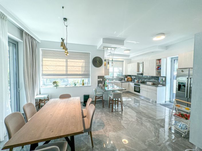 Image No.1-4 Bed House for sale