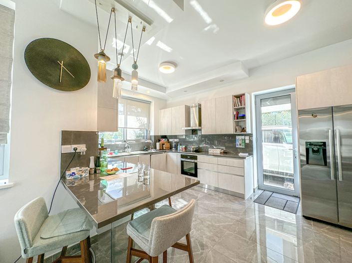 Image No.18-4 Bed House for sale