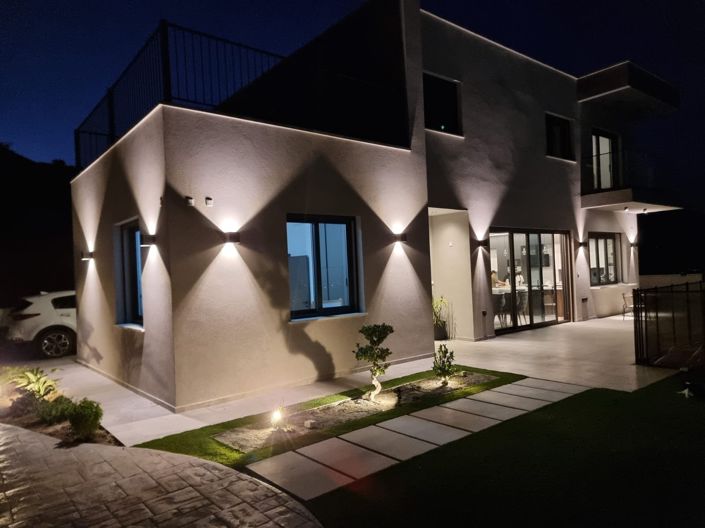 Image No.1-4 Bed House for sale