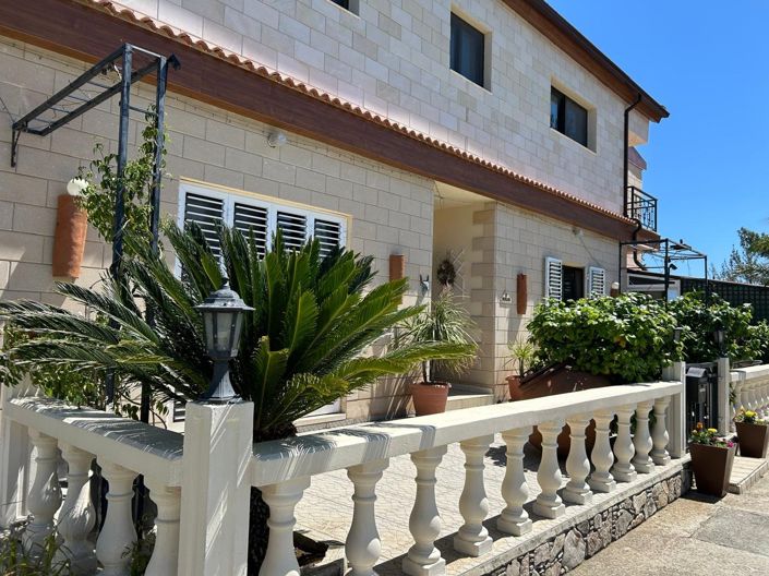 Image No.1-5 Bed House for sale