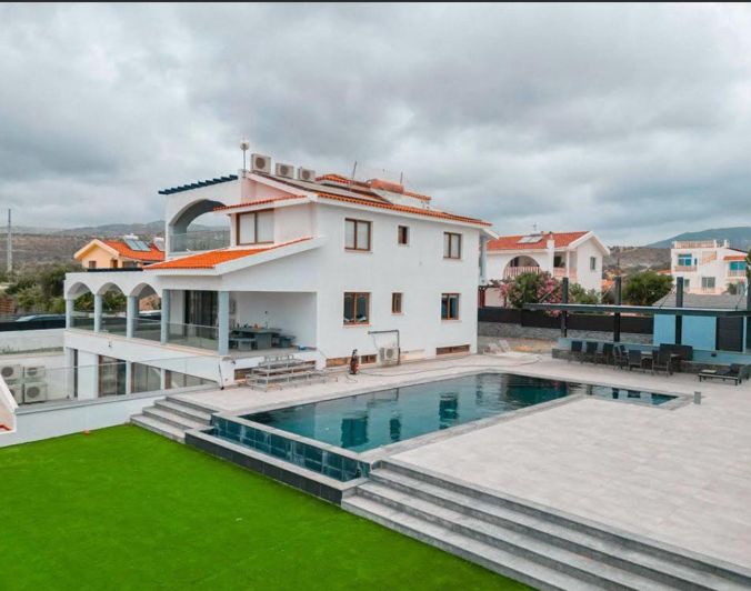 Image No.1-8 Bed House for sale