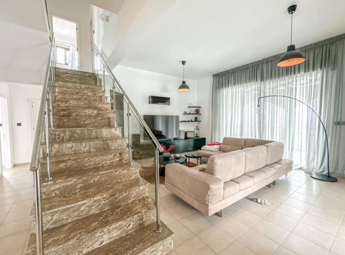 Image No.2-Maison de 8 chambres à vendre à Peyia