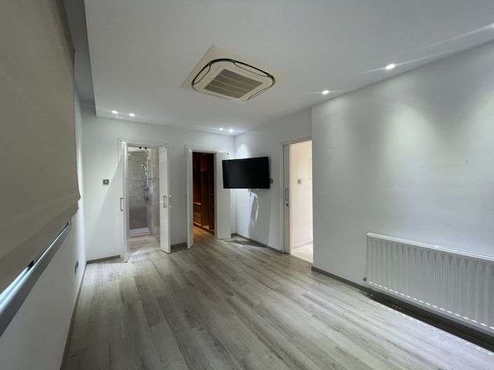 Image No.11-3 Bed House for sale