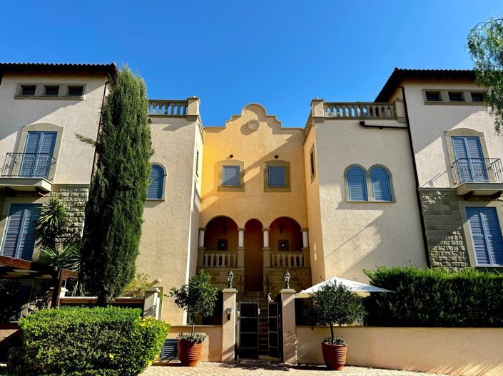 Image No.1-8 Bed House for sale
