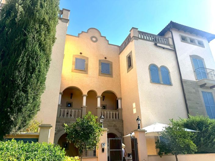 Image No.2-8 Bed House for sale