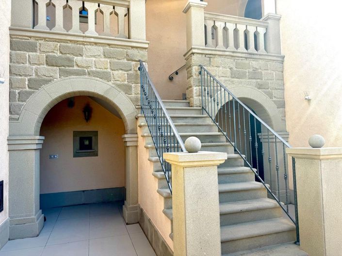 Image No.3-8 Bed House for sale