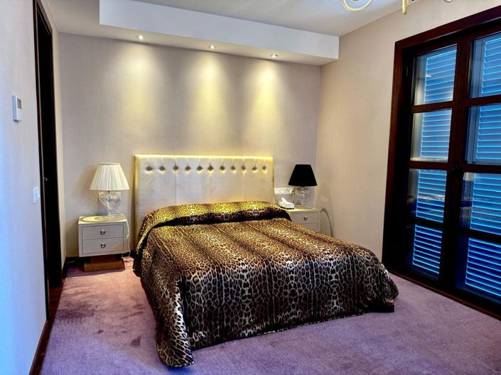 Image No.30-8 Bed House for sale