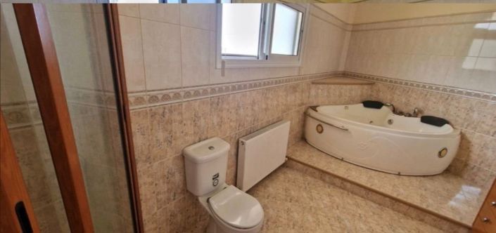 Image No.2-6 Bed House for sale