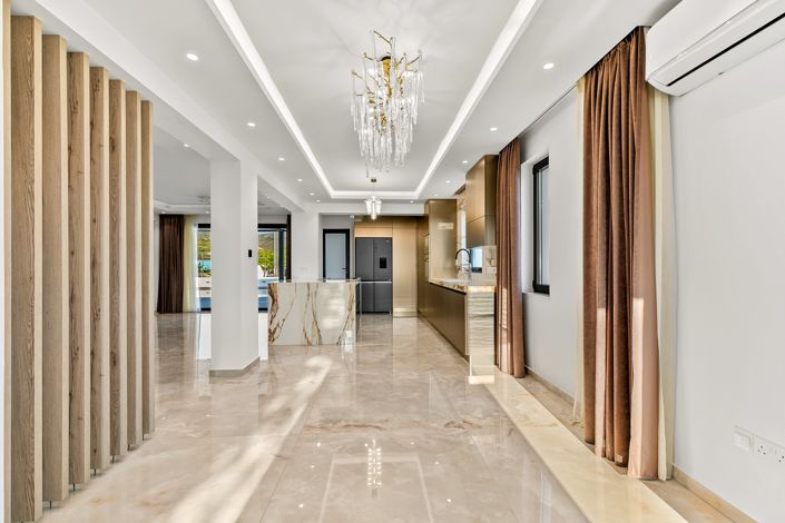 Image No.8-5 Bed House for sale