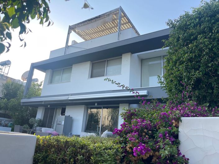 Image No.1-4 Bed House for sale
