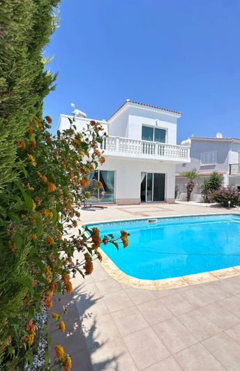 Image No.1-3 Bed Villa for sale