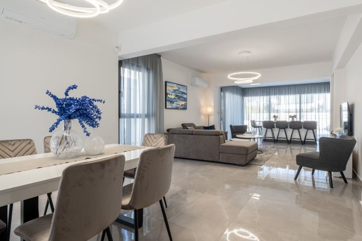 Image No.6-5 Bed House for sale