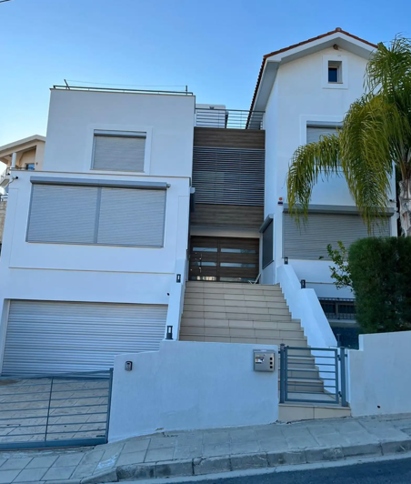 Image No.1-4 Bed House for sale