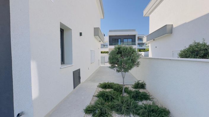 Image No.11-2 Bed House for sale