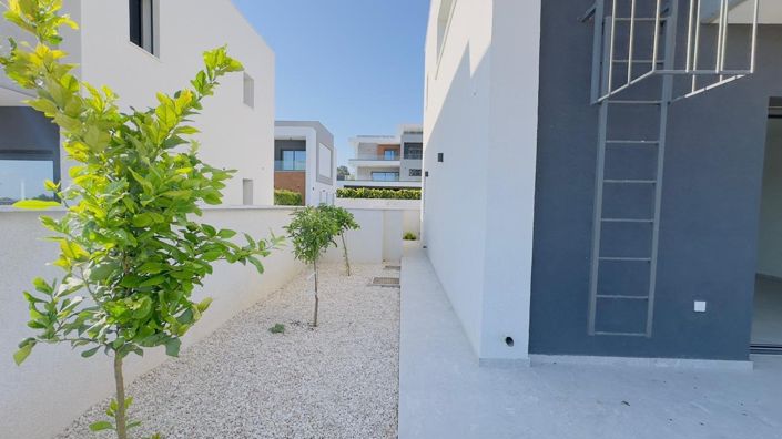 Image No.14-2 Bed House for sale