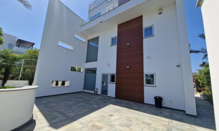 Image No.11-6 Bed House for sale