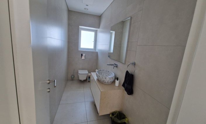 Image No.20-6 Bed House for sale