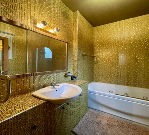 Image No.12-2 Bed House for sale