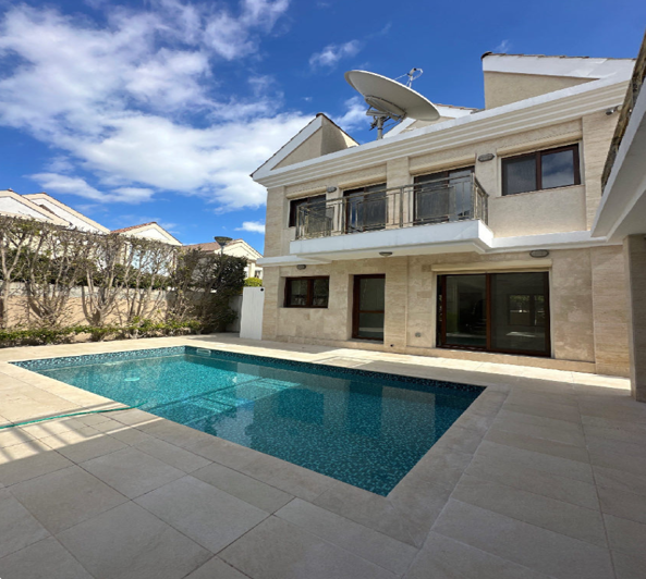 Image No.2-4 Bed House for sale