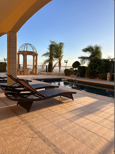 Image No.8-5 Bed House for sale