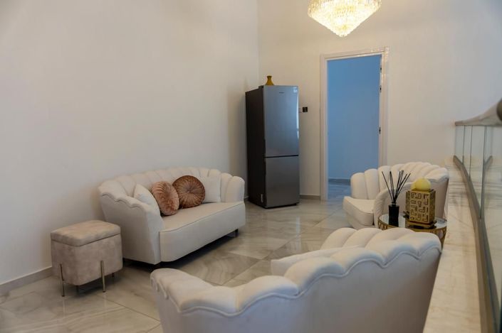 Image No.8-7 Bed House for sale