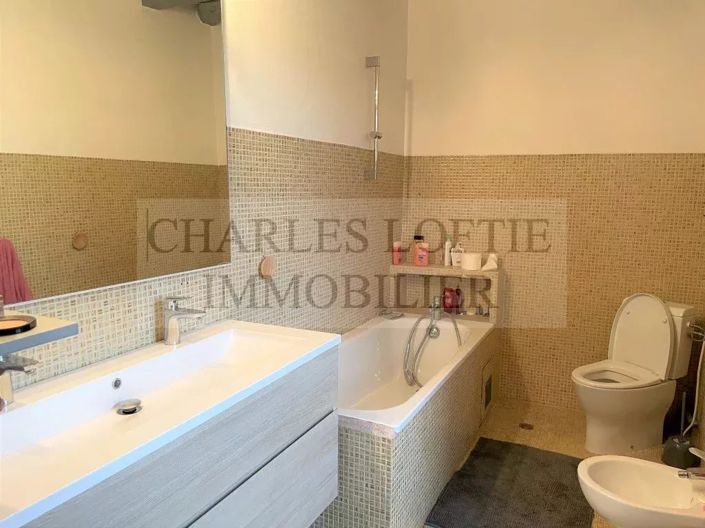 Image No.17-6 Bed House for sale
