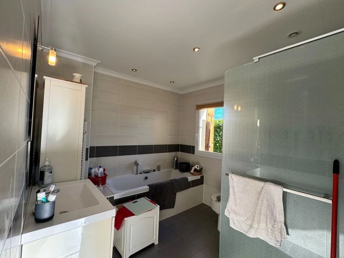 Image No.15-3 Bed House for sale